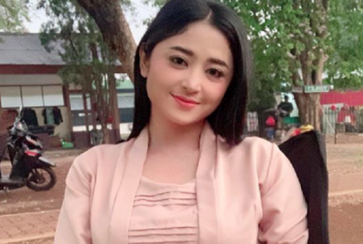 Kepincut, 3 Artis yang Menikah dengan Manajernya Sendiri - GenPI.co