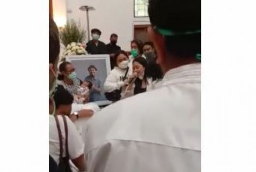 Sedih, Mutia Ayu Nyanyi Kasih Putih di Depan Jenazah Glenn Fredly - GenPI.co