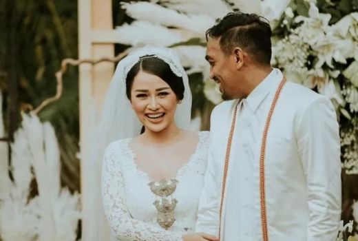 Mutia Ayu ke Makam Glenn Fredly, Curhatnya Bikin Nangis - GenPI.co
