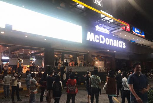 Warga Berkerumun saat McD Sarinah Tutup, PSBB Loyo - GenPI.co
