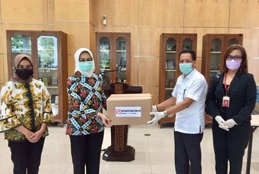 Aktif Lawan Corona, Sinar Mas Land Serahkan APD ke Walkot Tangsel - GenPI.co