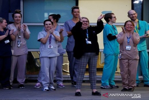 Inggris Cabut Lockdown, Warga Gembira Pukul Panci - GenPI.co