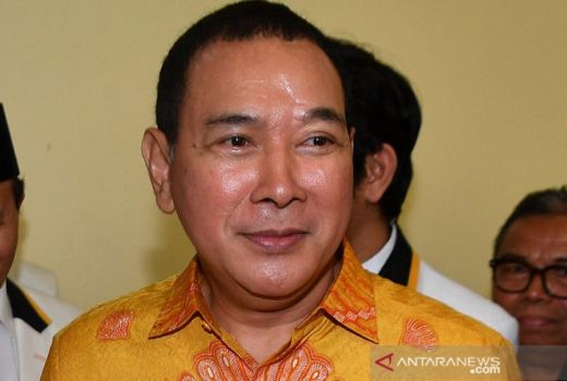 Pria Kekar Robek Spanduk Partai Berkarya di Depan Tommy Soeharto - GenPI.co