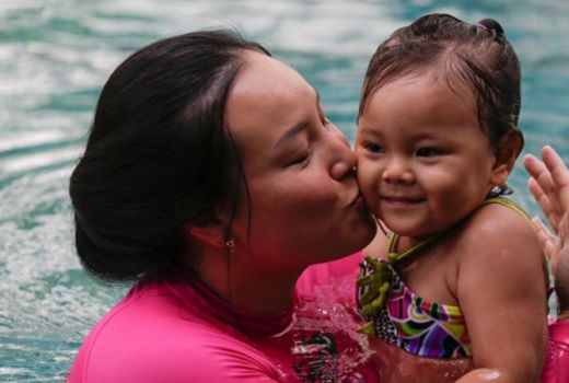 Luar Biasa! Usia 2 Tahun Kiara Belle Kit Pecahkan Rekor Berenang - GenPI.co