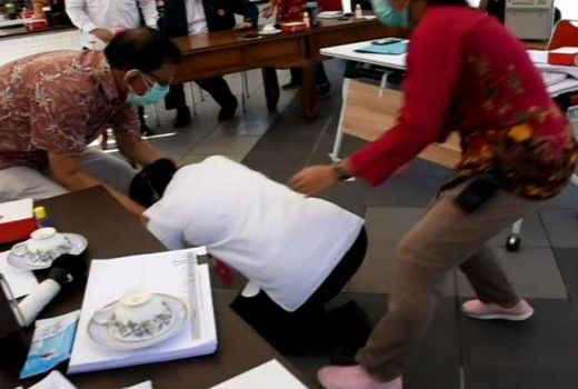 Bu Risma Nangis Sambil Sujud di Hadapan Dokter, Ada Apa? - GenPI.co