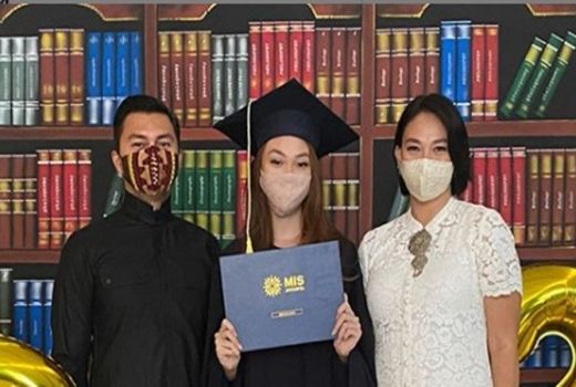 Anak 3 Artis Lulus Sekolah saat Pandemi, Tetap Keren Pakai Toga - GenPI.co