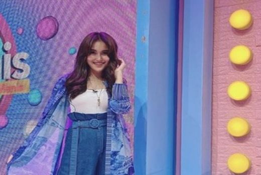 Tiup Kue Ultah ke-28, Ayu Ting Ting Pakai Daster Biru Muda - GenPI.co