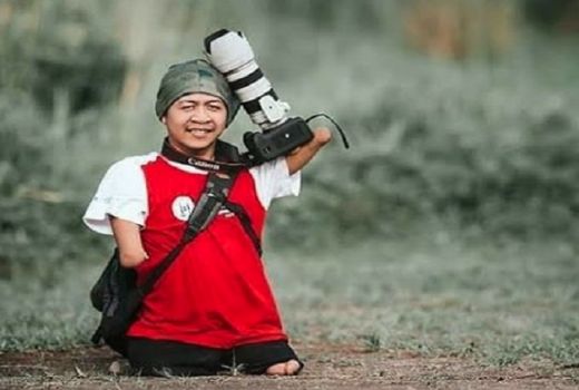 kepiawaian Dzoel Pada Kamera Foto, Meski Tubuh Tak Sempurna - GenPI.co