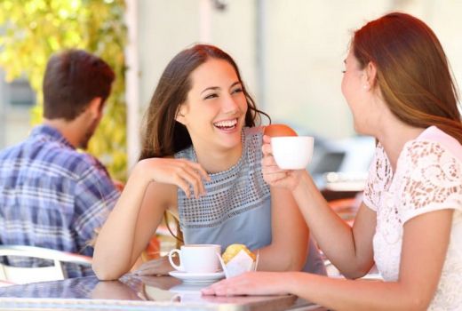 Kiat Mudah Bersosialisasi Bagi Orang Introvert, Sering Komunikasi - GenPI.co
