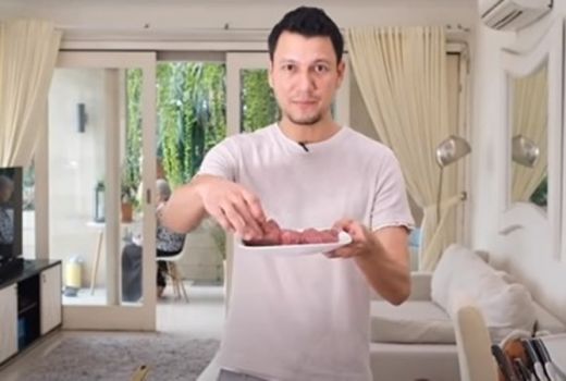 Dinner Romantis? Sajikan Steak Ala Christian Sugiono & Titi Kamal - GenPI.co