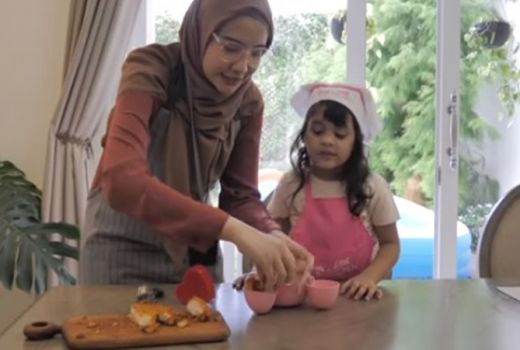 Zaskia Sungkar Kasih Resep Chicken Katsu Kesukaan Keluarganya - GenPI.co