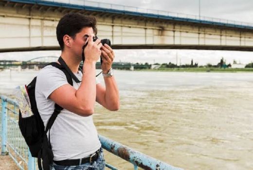 4 Benda Wajib Pria Kala Liburan, Nomor 1 Tak Boleh Tertinggal - GenPI.co