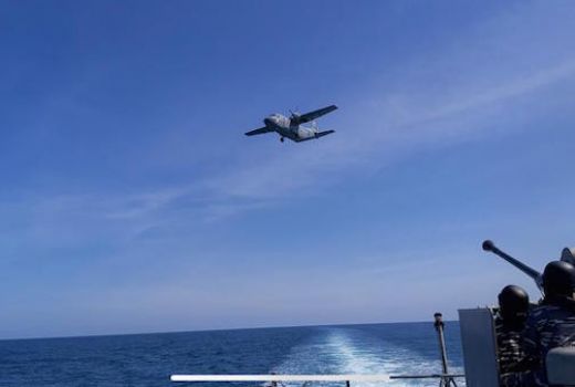Kapal Perang TNI AL Arahkan Senjata Anti-Udara ke Pesawat Musuh - GenPI.co