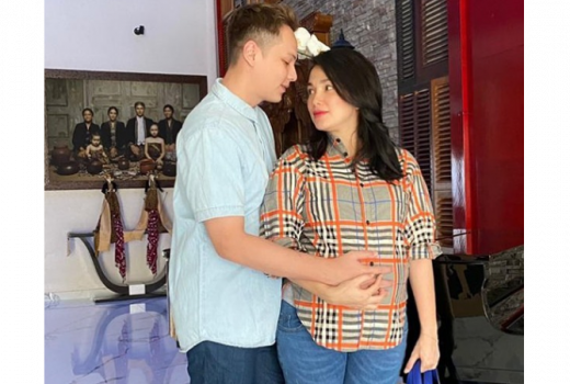 Cantiknya Ussy Sulistiawaty saat Pamer Baby Bump - GenPI.co