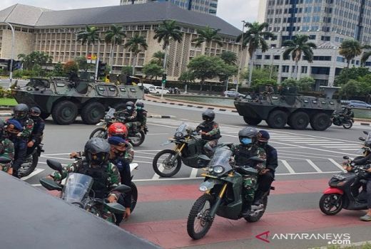 Jangan Sampai Pencopotan Baliho Rizieq Citra TNI Jadi Buruk  - GenPI.co