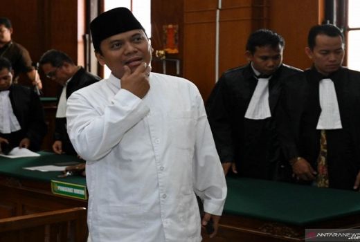 Sugi Nur Jadi Makmum Salat Berjemaah Bareng Penyidik - GenPI.co