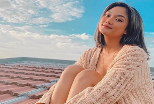 OOTD Ala Marion Jola dengan Atasan Serbaputih, Eye Catching Pol! - GenPI.co