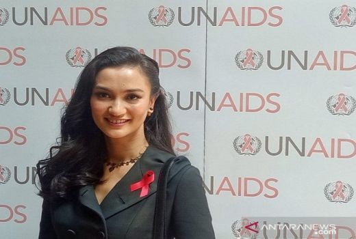Atiqah Hasiholan Bantu Promosikan Produk UMKM - GenPI.co