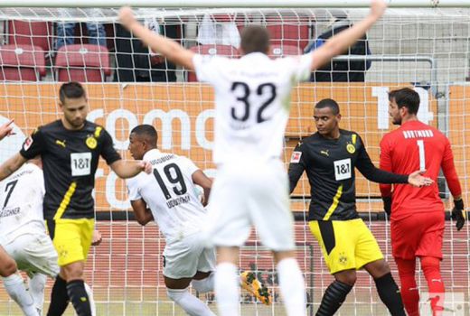 Augsburg vs Dortmund 2-0: Mantan Bidikan MU Dibuat Malu - GenPI.co