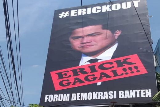 Baliho Raksasa Erick Out Terpasang di Depan Kantor PLN - GenPI.co