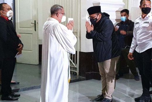 Menag Gus Yaqut Top, Lihatlah Sikapnya di Depan Pendeta, Keren! - GenPI.co