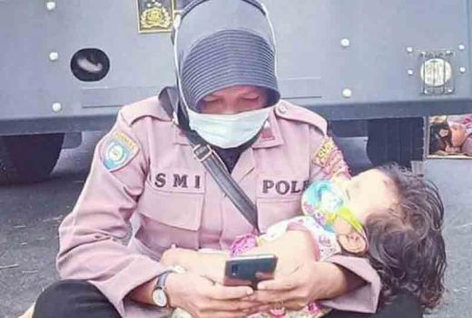 Polwan Momong Anak di Demontrasi, Kapolda dan Kapolri Beraksi - GenPI.co