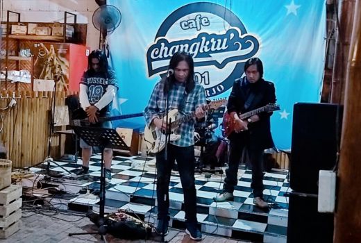 Nyanyi Nanggala 402 Abadi di Samudra, Royke Didatangi Sertu Sefry - GenPI.co