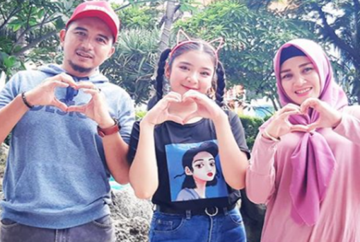 Kebanggaan Orang Tua, Intip Potret Tiara Andini dengan Ayah & Ibu - GenPI.co