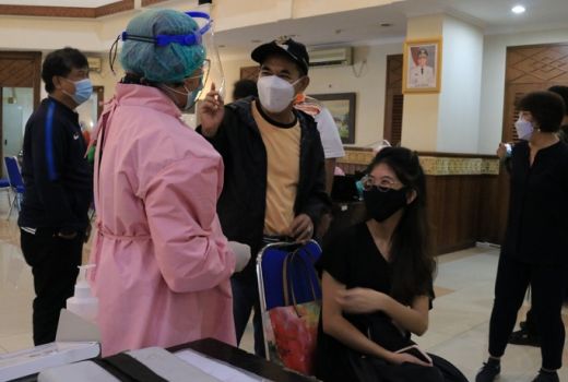 500 Tenaga Kesehatan di Jakpus Disuntik Vaksin Covid-19 - GenPI.co