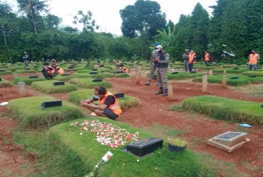 Pelanggar Prokes di Tangsel Dihukum Berdoa di Pemakaman - GenPI.co