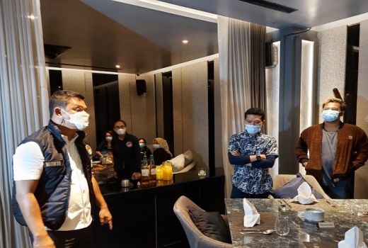 Polisi Bubarkan Kerumunan Massa di D'Bunker Bar Melawai - GenPI.co