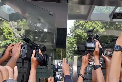 Berbaju Putih MYD Hadiri Pemeriksaan di Polda Metro Jaya - GenPI.co