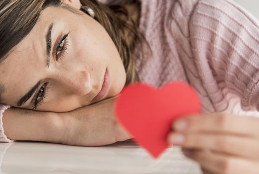 Ketahui Lama Durasi Wanita Saat Patah Hati Lewat Golongan Darah - GenPI.co