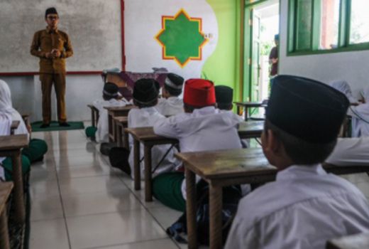 Nasib Guru: Usai Lama jadi Honorer Kini Karyawan Kontrak? OMG - GenPI.co