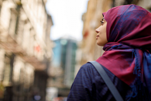 4 OOTD Hijab Terbaik untuk Jalan-jalan di Tengah Kota - GenPI.co