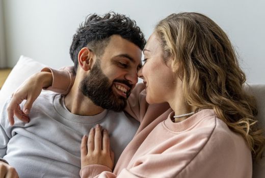 Siapa Lebih Setia? Ini Perbedaan Pria dan Wanita Soal Jatuh Cinta - GenPI.co