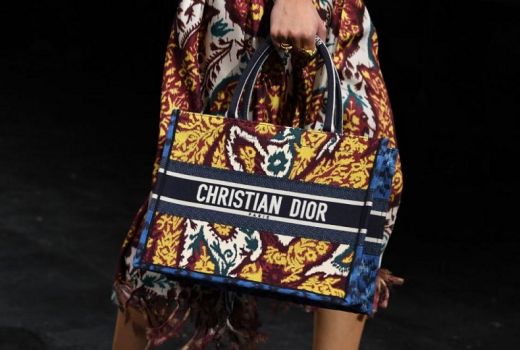Superkeren, Dior Pakai Endek Bali Untuk Koleksi SS Summer - GenPI.co