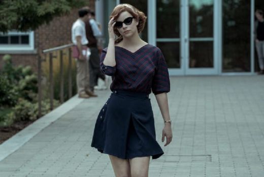 Sontek Outfit Timeless Beth Harmon di Film The Queens Gambit - GenPI.co
