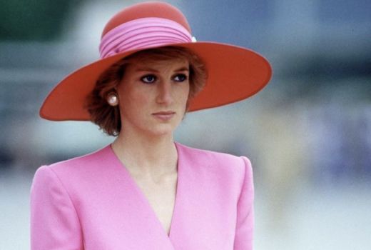 3 Gaya Bersahaja Putri Diana dengan Sweater Hangat, Tiru Nih! - GenPI.co