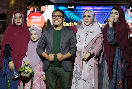 Anggun Berhijab, Intip Koleksi Gamis Premium dengan Warna Lembut - GenPI.co