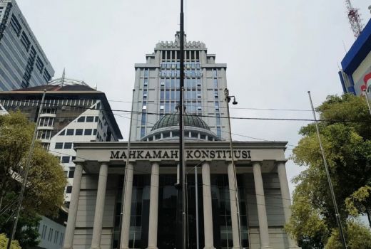 Sebut MK Buta Mata dan Batin, Rocky Prediksi Kekuasaan Akan Jatuh - GenPI.co