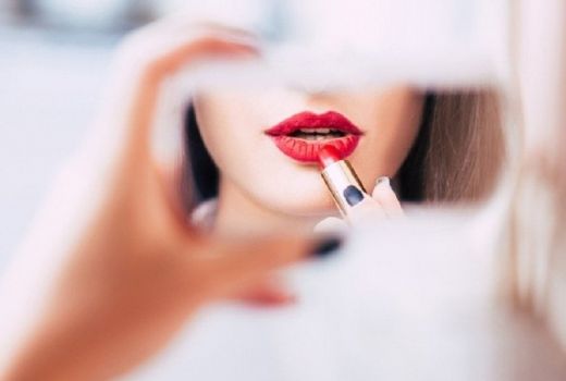 Tampil Ayu dengan 4 Warna Lipstik Ini, Dijamin Pria Bakal Tergoda - GenPI.co