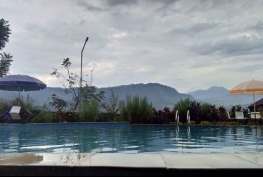 Kolam Renang Unik di Bogor dengan View Pegunungan - GenPI.co