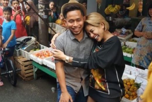 Tak Berdaya Dipeluk Nikita Mirzani, Andik Vermansah Rayu Istrinya - GenPI.co