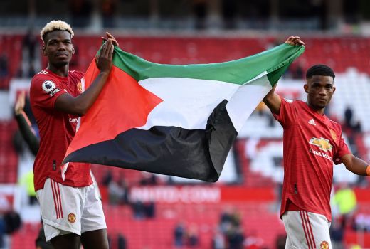 Lawan Israel, Pogba Bentangkan Bendera Palestina di Old Trafford - GenPI.co