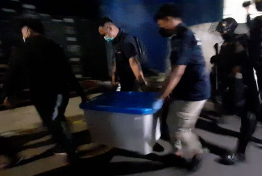 Kantor Eks FPI Digeledah 6 Jam, Dugaan Bahan Peledak Diangkut - GenPI.co