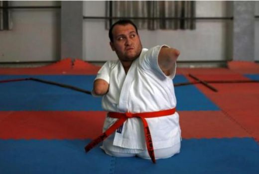 Meski Kekurangan, Pria Disabilitas Ini Kuasai Ilmu Karate - GenPI.co
