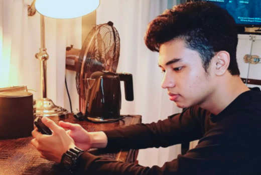 Tiru Gaya Keren Fiki Naki, YouTuber yang Jago 5 Bahasa - GenPI.co