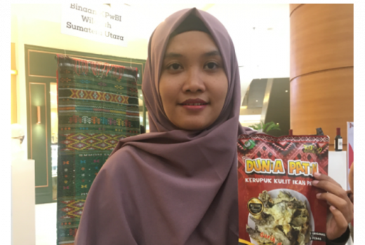 Usaha Warisan Mertua, Wanita Asal Medan Ini Olah Kulit Ikan Patin - GenPI.co