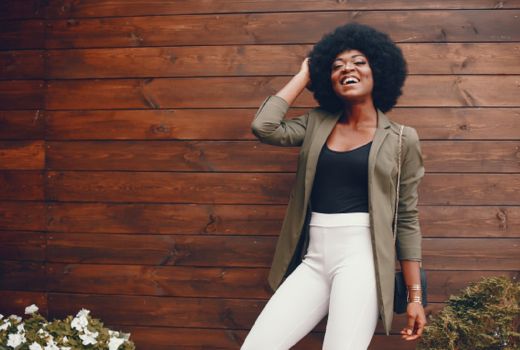 Ladies, 4 Tips Pakai Celana Putih Tanpa Terlihat Berkaki Besar - GenPI.co